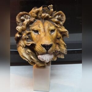 Resin African Lion Bust Statue 2003 Spring Realistic Mane Head Mold 10” On White